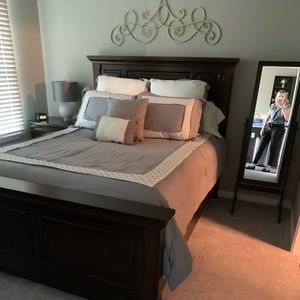 Grey Comforter set. Comes with 1 queen comforter and 2 matching pillow shams!